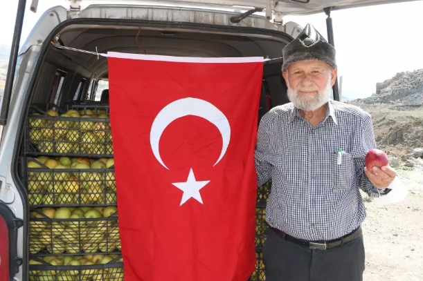 Elmacı Dede, Askerlere Moral Elması Götürdü!