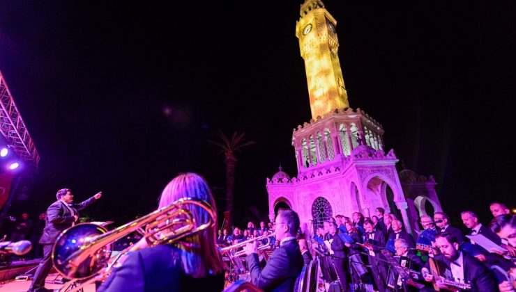 İzmir’de Cumhuriyet Coşkusu Konserle Zirveye Çıktı