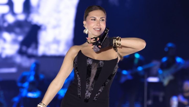 Ebru Yaşar, İzmir’de Muhteşem Bir Konser Verdi!