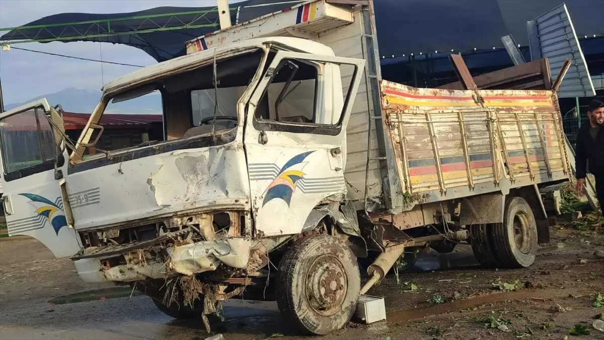 Ödemiş’te Kamyonet Park Halindeki Araçlara Çarptı!
