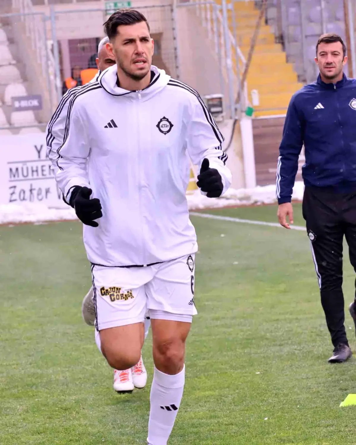 Ceyhun Gülselam Afyon Kampında Yok, İzmir’de Kalıyor!