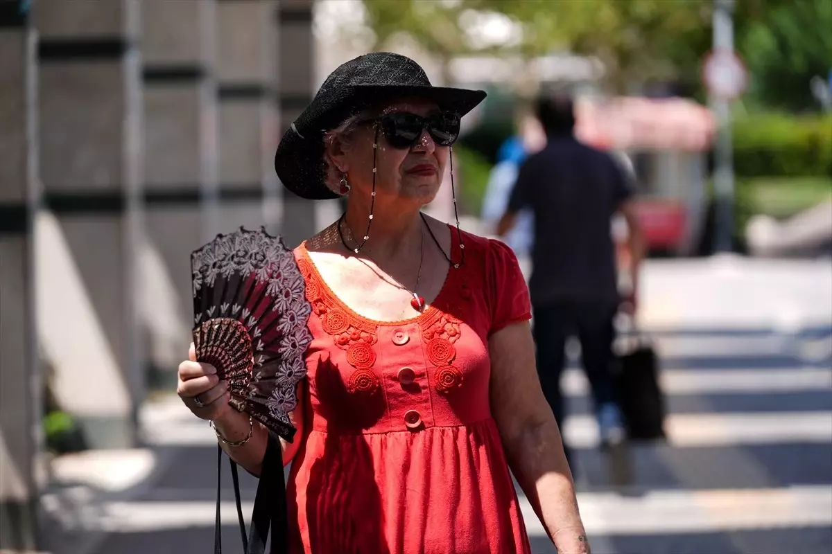 İzmir’de Aşırı Sıcaklar Sokakta Zor Anlar Yaşatıyor