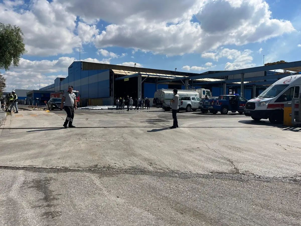 İzmir’deki Fabrika Yangını 1 Saatte Sönürüldü!
