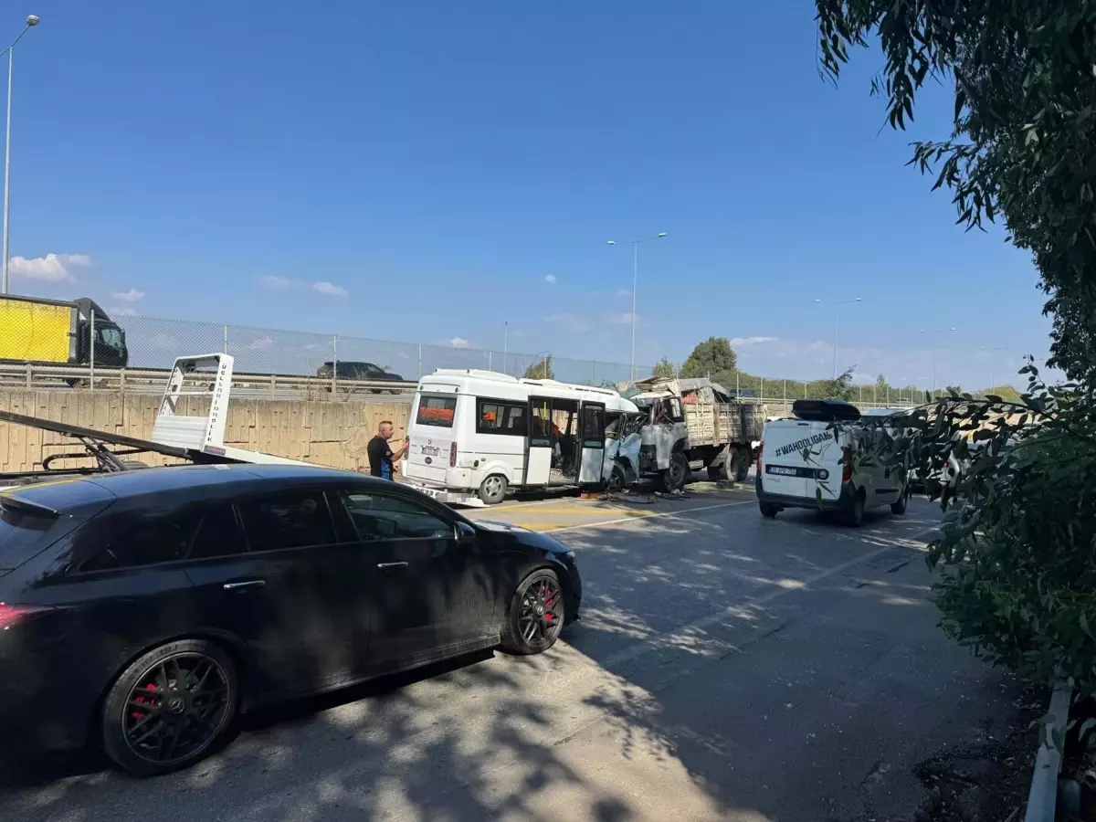 İzmir’de Korkutan Kaza: İki Sürücü Yaralandı!
