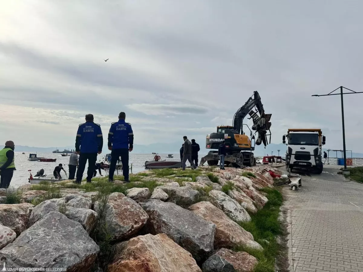 İzmir’de Kaçak Balıkçı Barınakları Yıkılıyor!