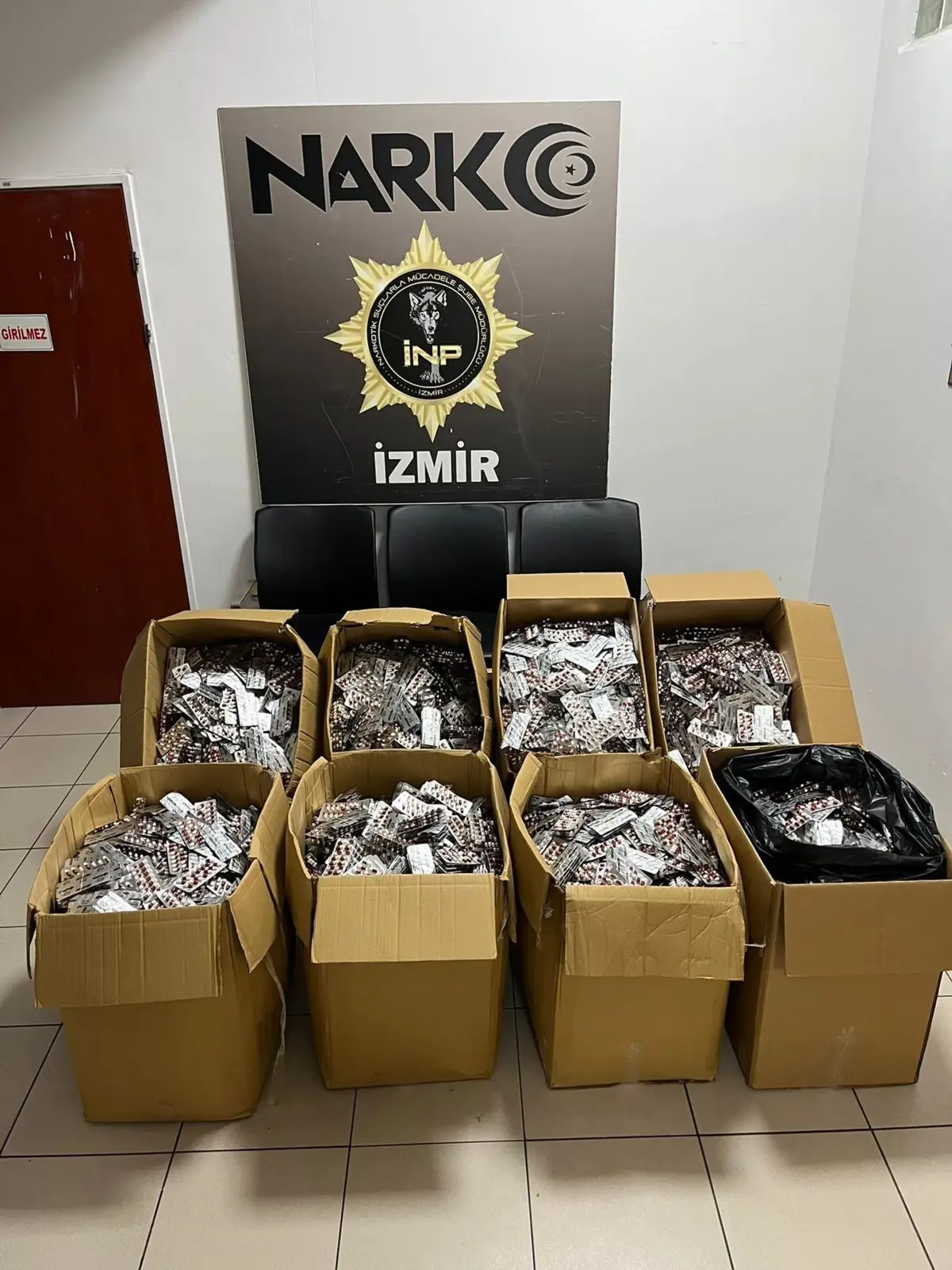 İzmir’de 68 bin sentetik hapla uyuşturucu operasyonu!