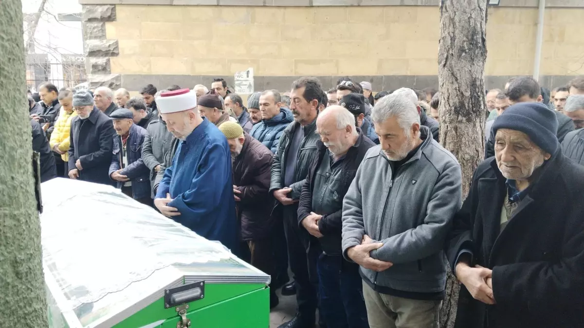 Cinayete Kurban Giden Gözde Akbaba Toprağa Verildi