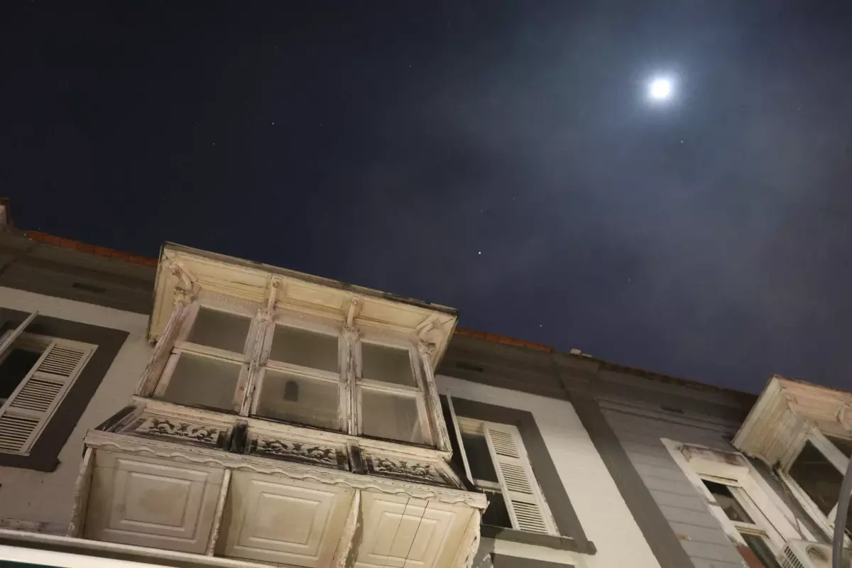 İzmir’de Kafede Yangın: Karı Koca Dumandan Etkilendi