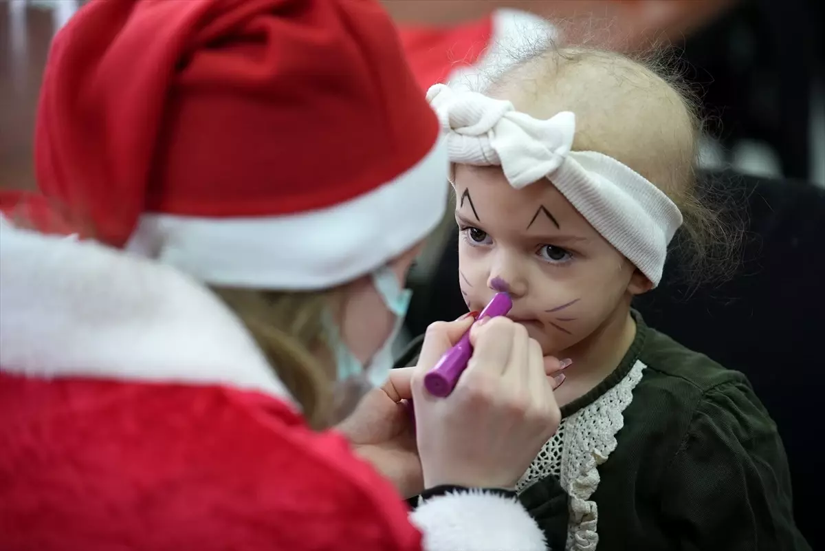 Hasta Çocuklar İçin Yeni Yıl Umut Dolu Etkinlik