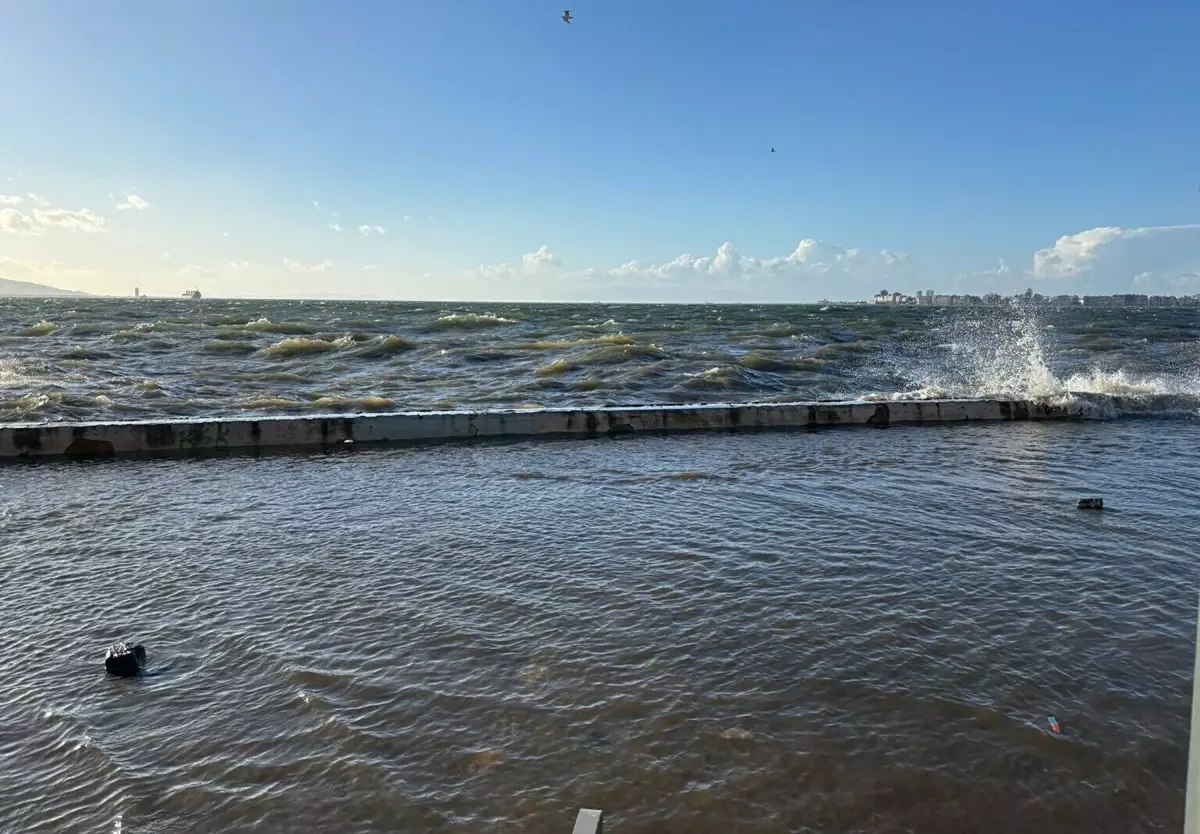 İzmir’de Fırtına: Deniz Taştı, Kordon Sular Altında!