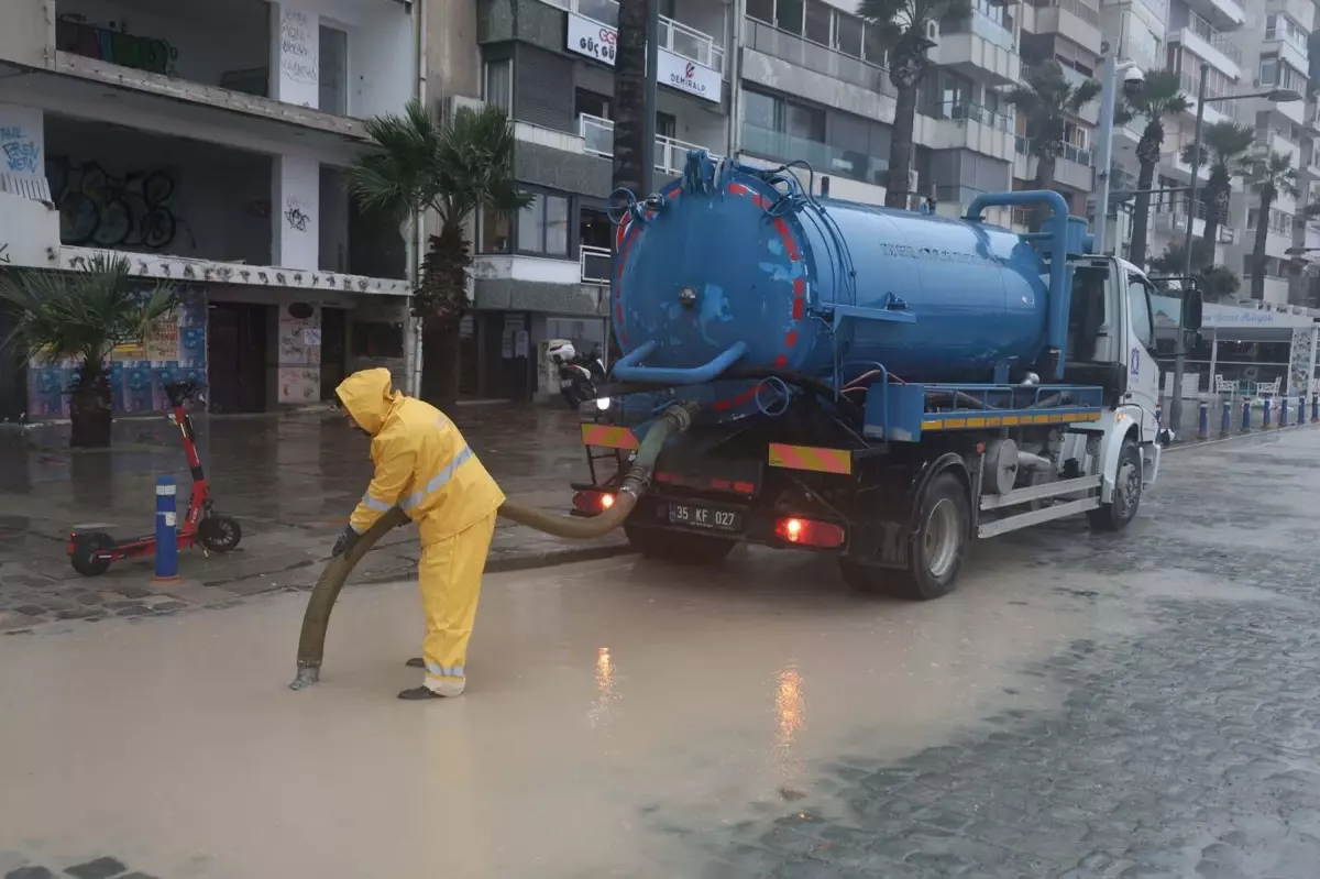 İzmir’de Fırtına: 3 Araç Ağaç Altında Kaldı!