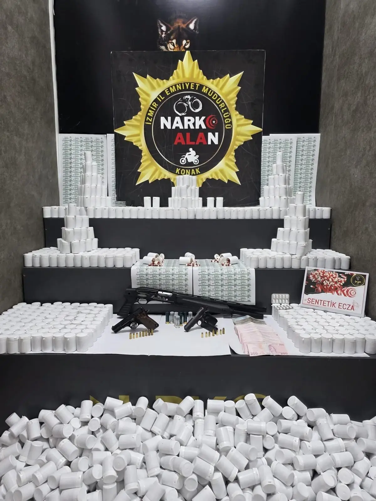 İzmir’de Uyuşturucu Operasyonunda 108 Bin Hap Ele Geçirildi