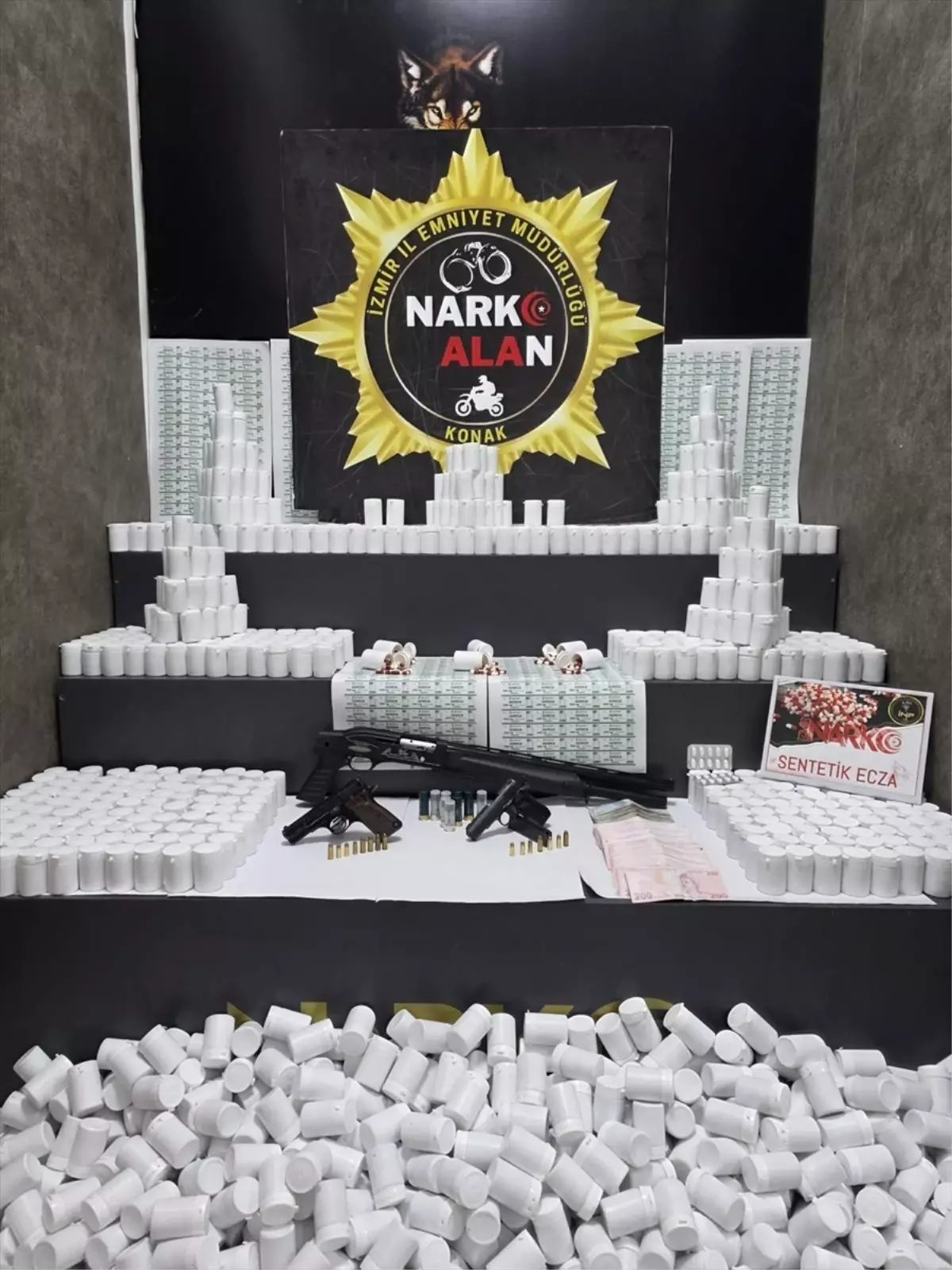 İzmir’de 108 Bin Ecza ve Silah Ele Geçirildi!