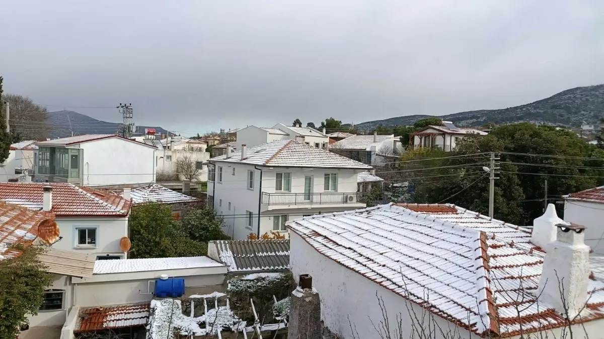 İzmir’de Kar Manzarası: Beyaz Örtüyle Kaplandı!