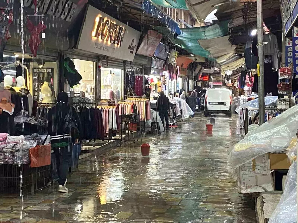 İzmir’in Kemeraltı Çarşısı Yine Sular Altında!