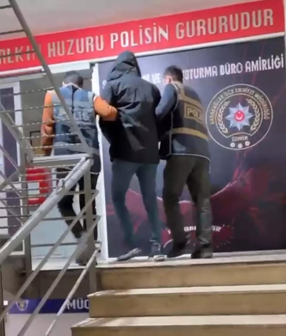 Perukla Kaçmaya Çalışan Firari Hükümlü Yakalandı!