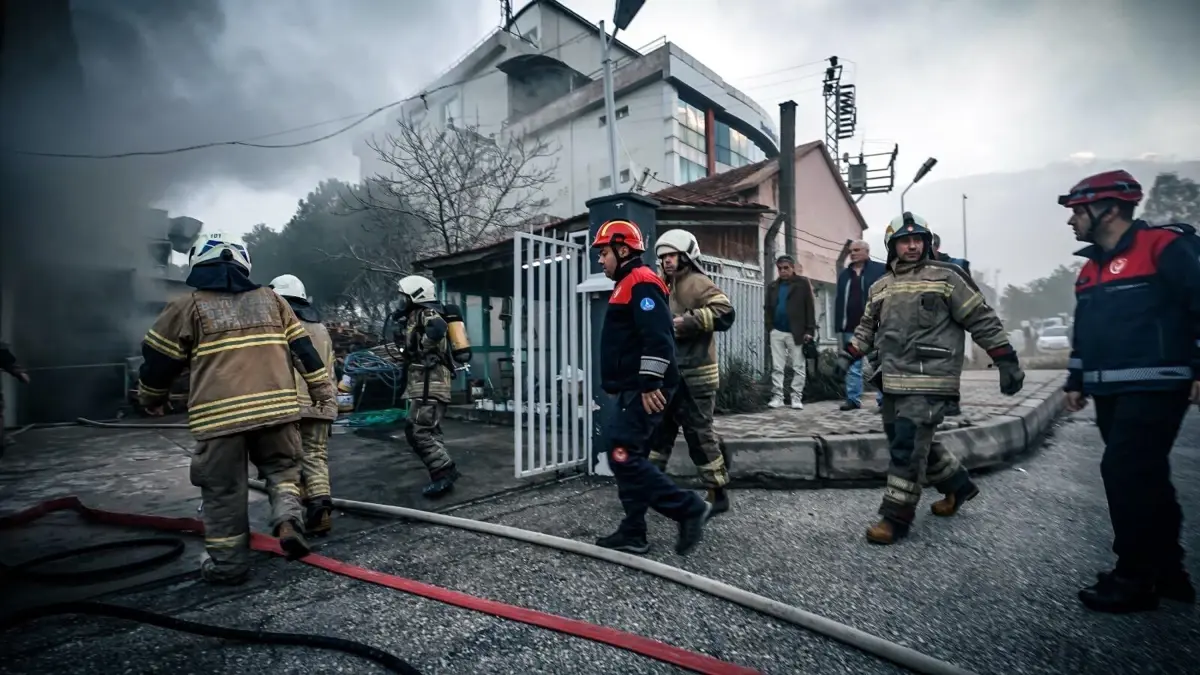 Bornova’daki Ayakkabı Fabrikasında Yangın Panik Yarattı
