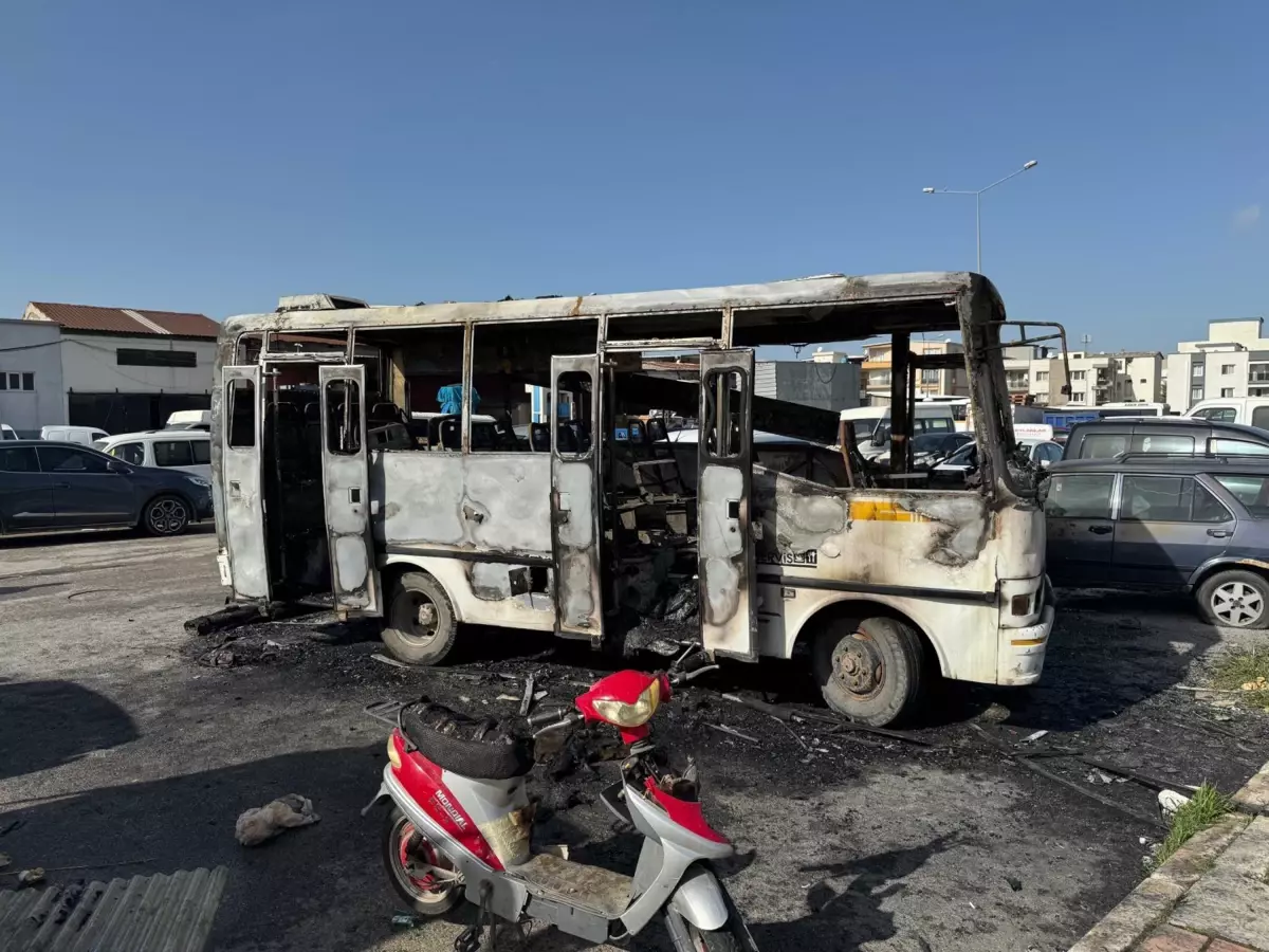 Çiğli’de Hurda Otobüste Yangın: 16 Yaşındaki Genç Hayatını Kaybetti