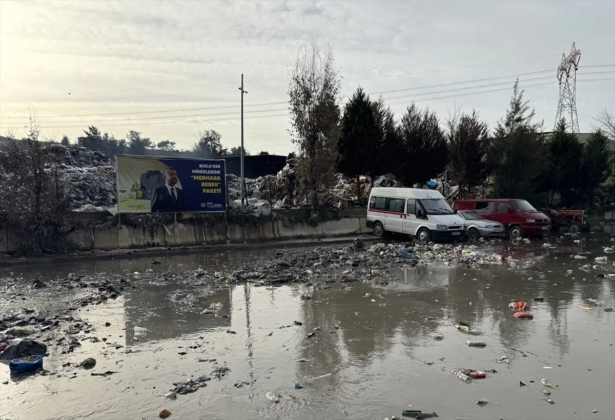 İzmir’de Yağmur, Çöpleri Yola Saçtı! Tepki Büyüyor