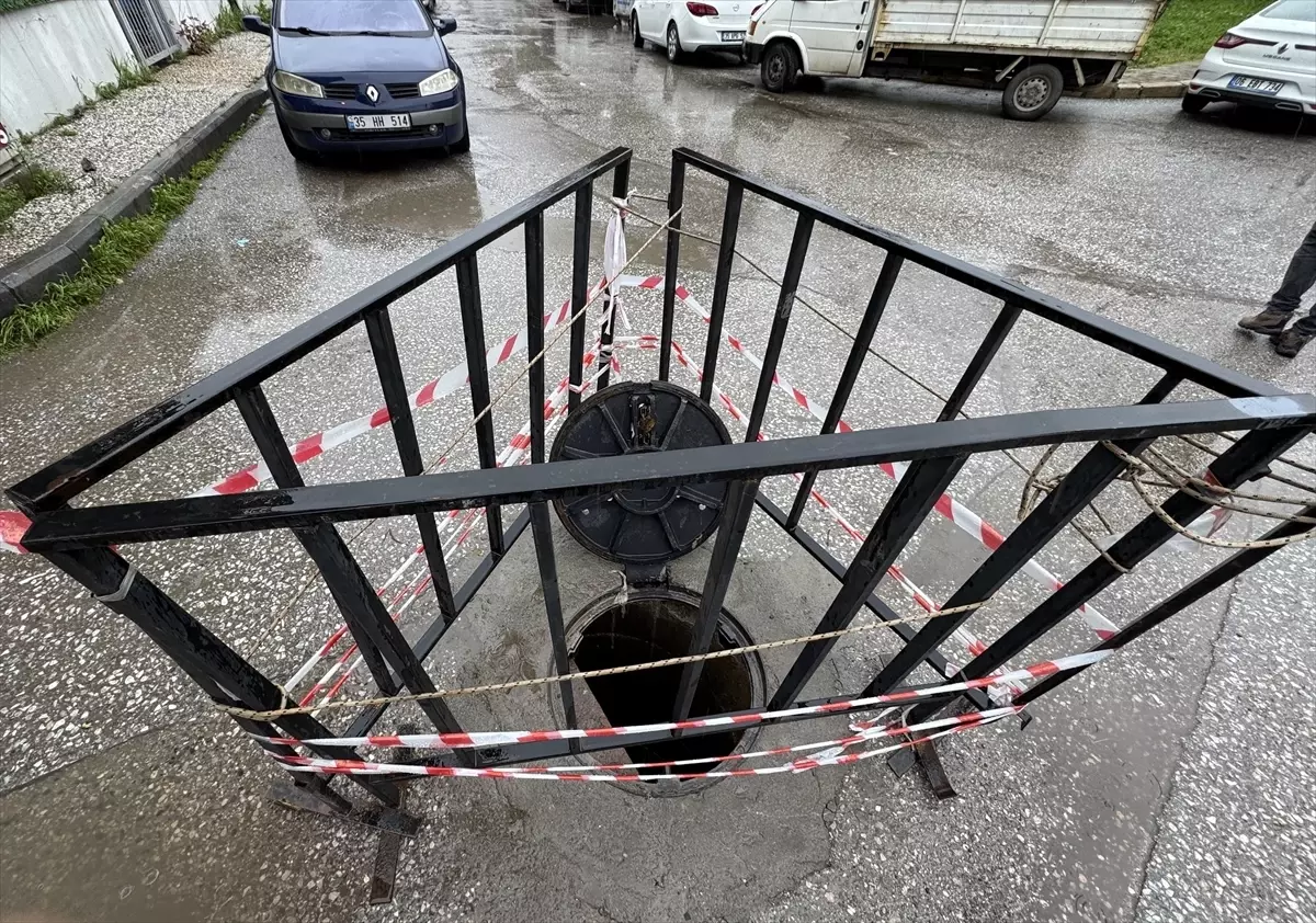 Gaziemir’de Esnaf, Yağmur Suyunu Kendisi Tahliye Etti!