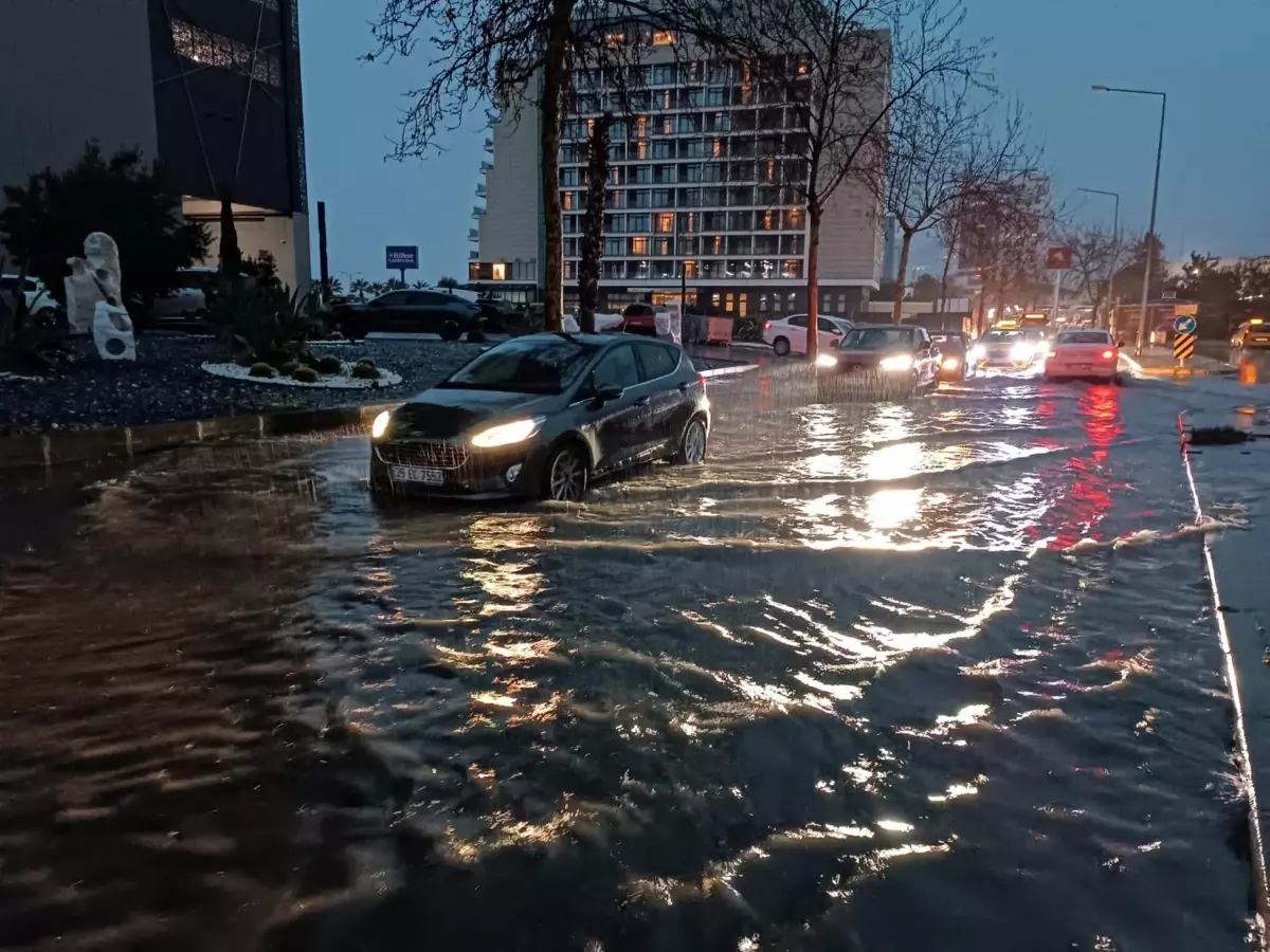 İzmir’de Sağanak Yağış Trafiği Kilitledi!