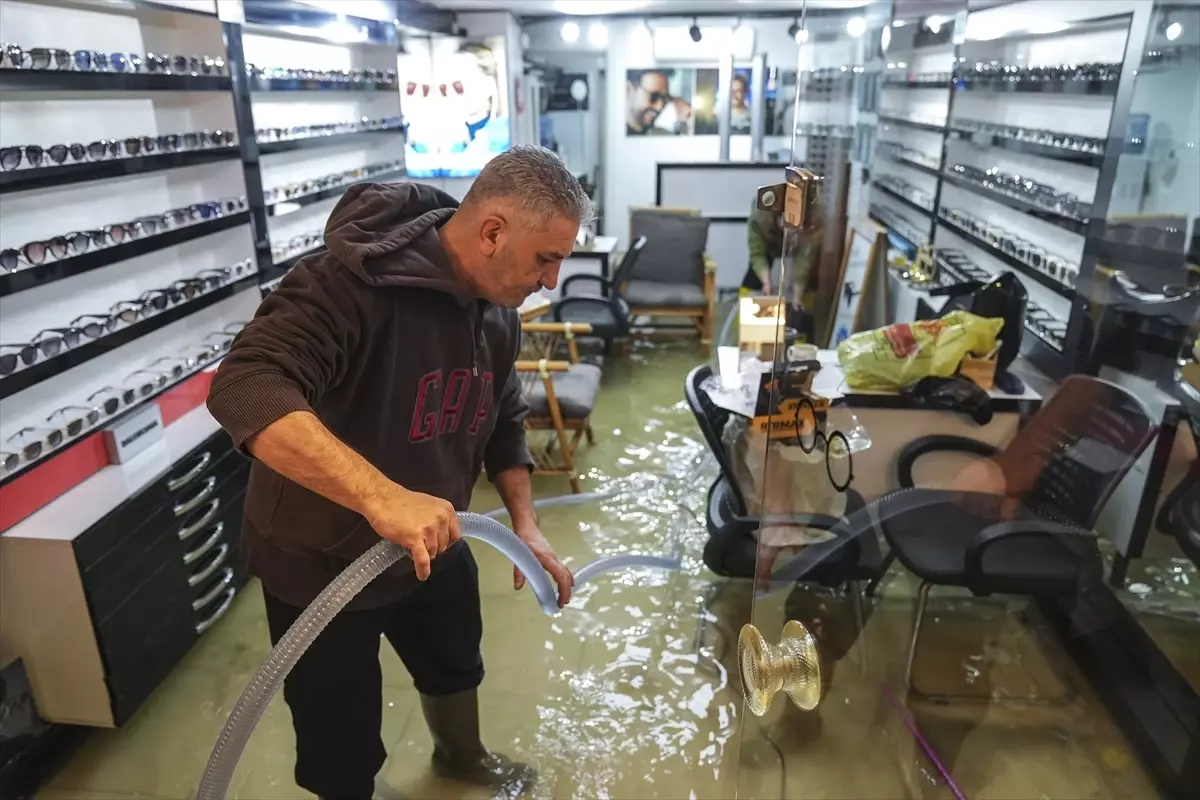 İzmir’de Sağanak Yağış İş Yerlerini Su Bastı!