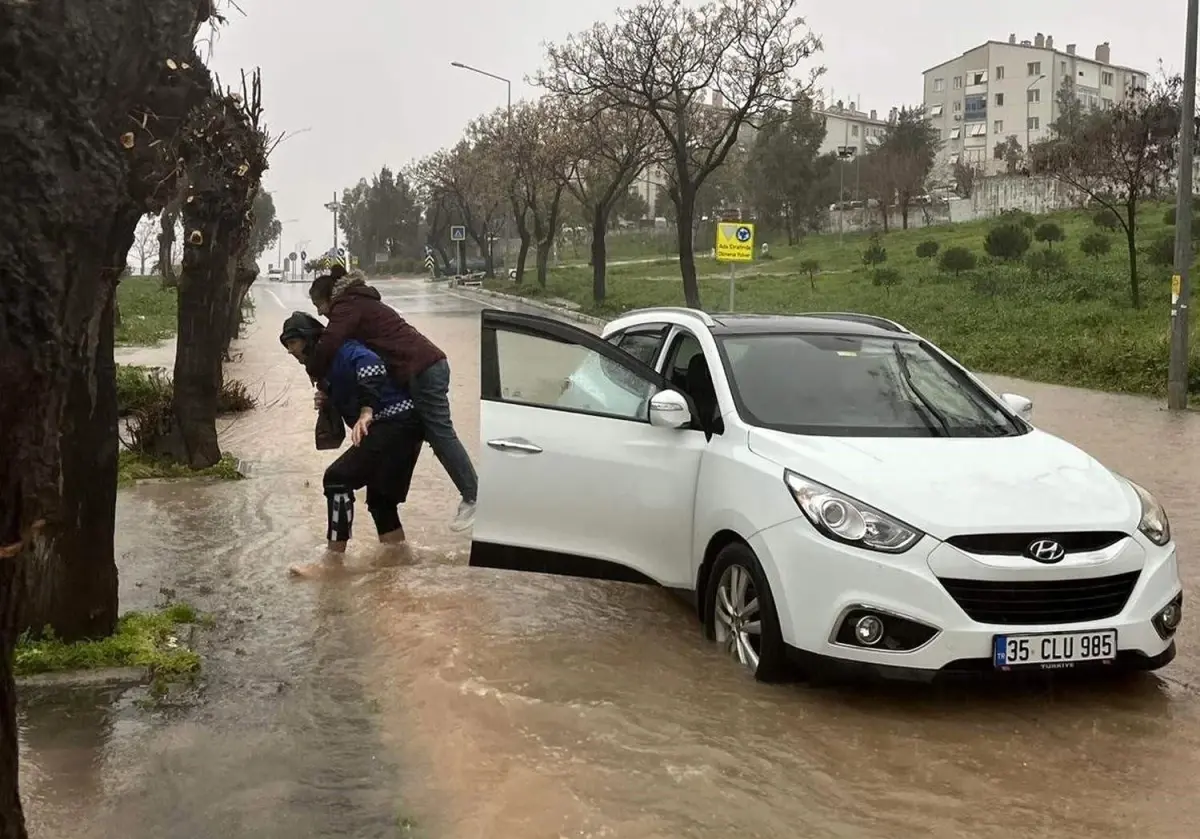 İzmir’de Zabıta Ekiplerinden Yürek Isıtan Kurtarma!