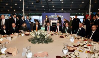Karşıyaka’da AK Parti İftarı: Geniş Katılım, Siyasetin Önemli İsimleri Aynı Sofrada
