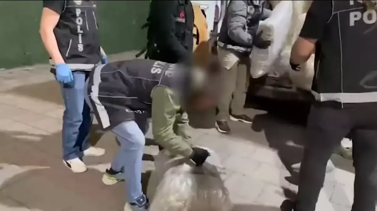 İzmir’de 1 Ton Skunk ve 57 Bin Hap Ele Geçirildi!
