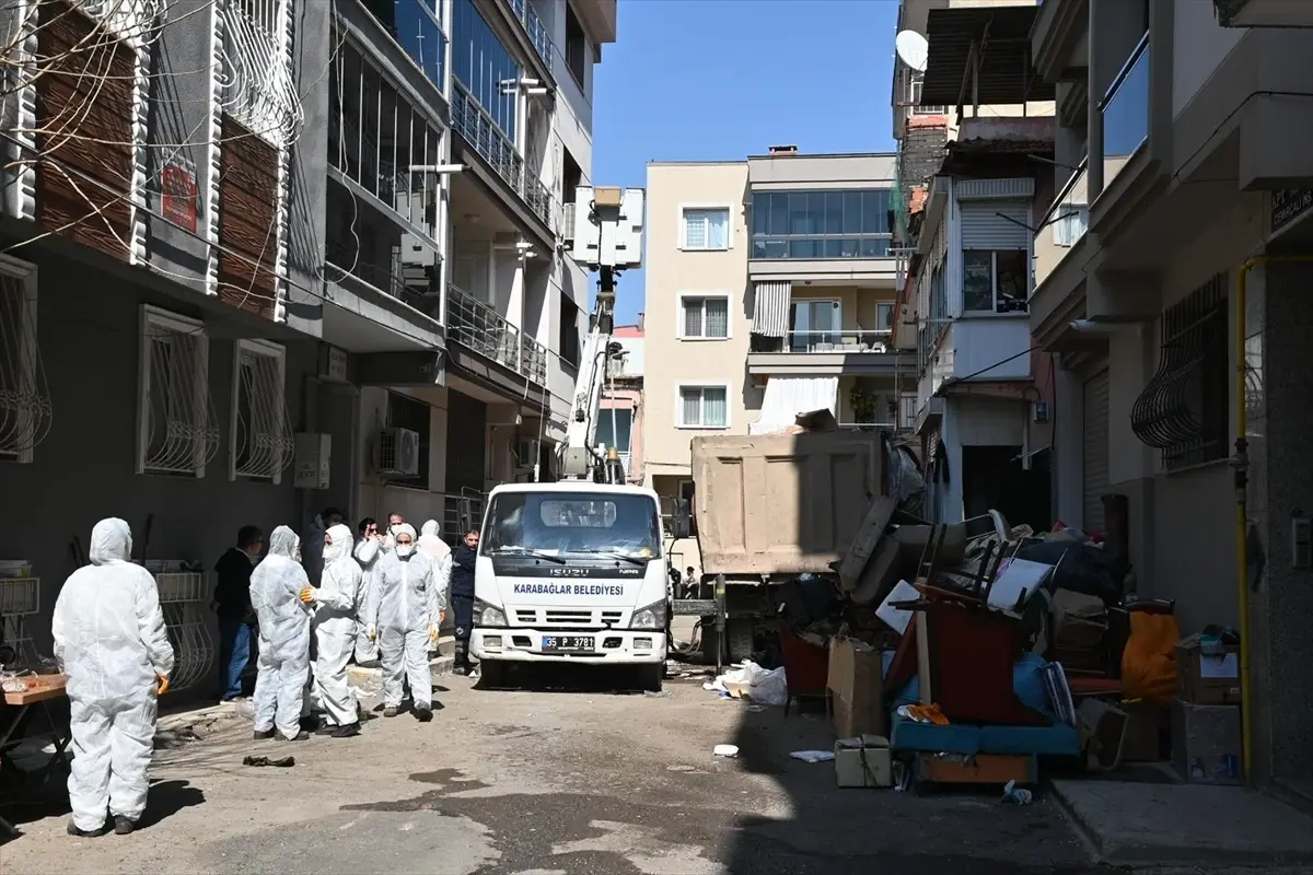 Karabağlar’da Evden 12 Kamyon Çöp Çıktı!