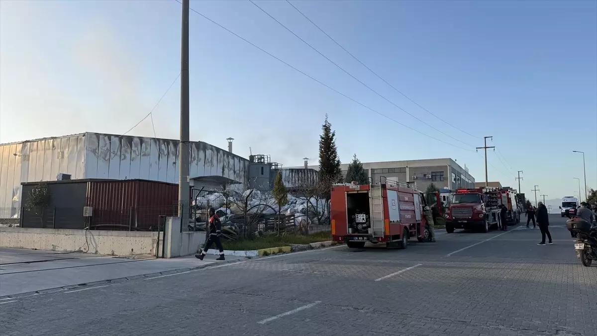 Tire OSB’deki Atık Depo Yangını Kontrol Altında!