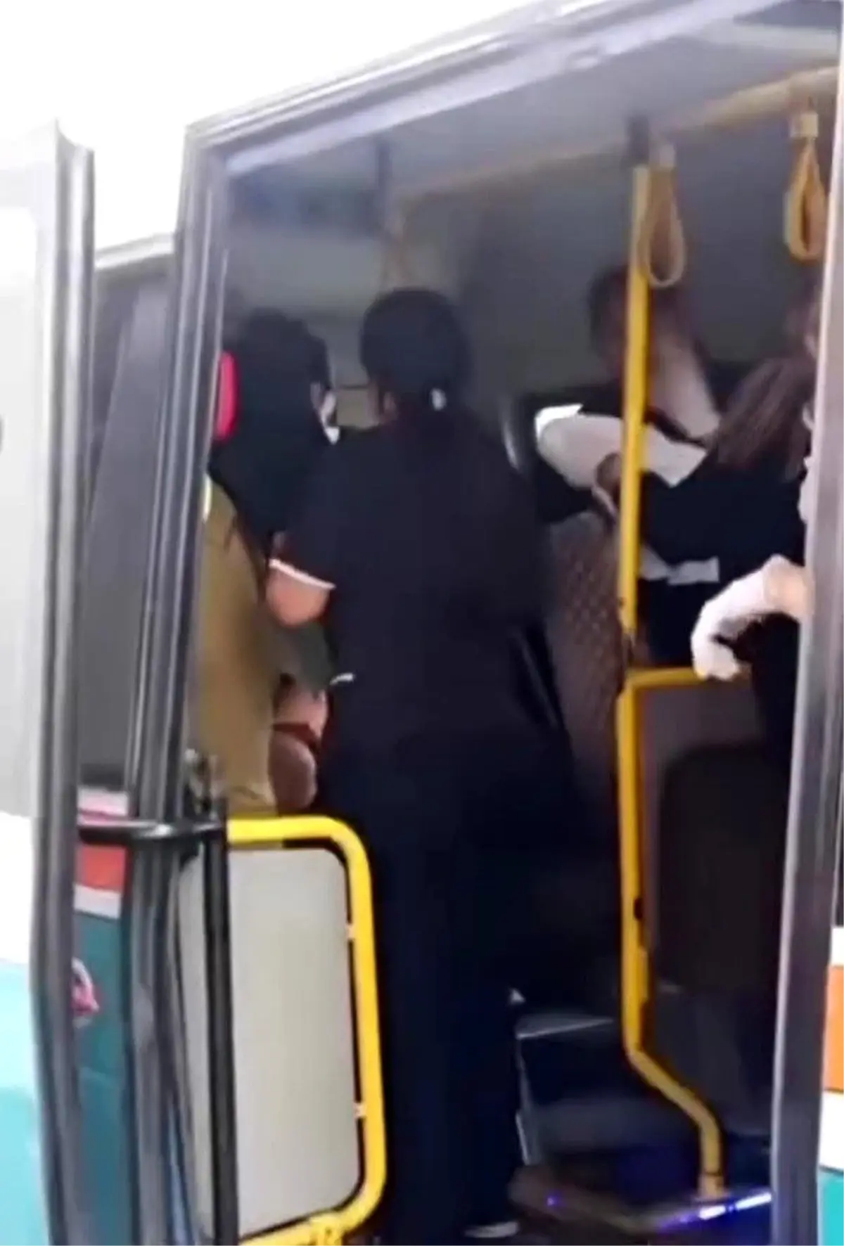 İzmir’de Minibüste Doğum: Anne ve Bebek Sağlıkta!