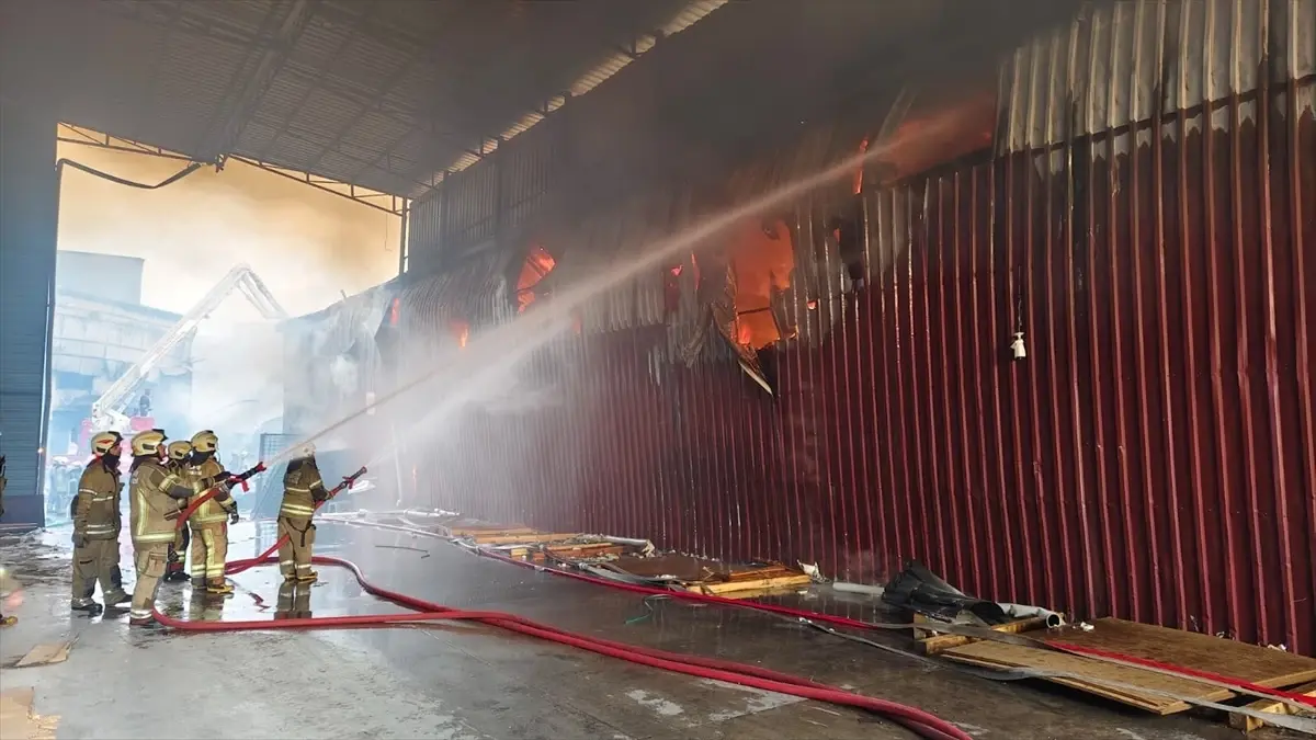 İzmir’de Mobilya Atölyelerinde Korkutan Yangın!