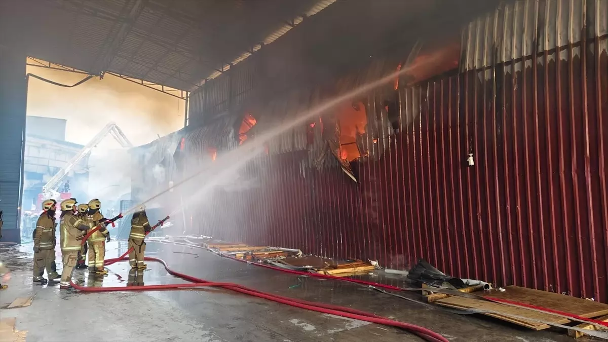 İzmir’de Yangın: 3 Atölye ve 2 Depoda Alevler Yükseliyor