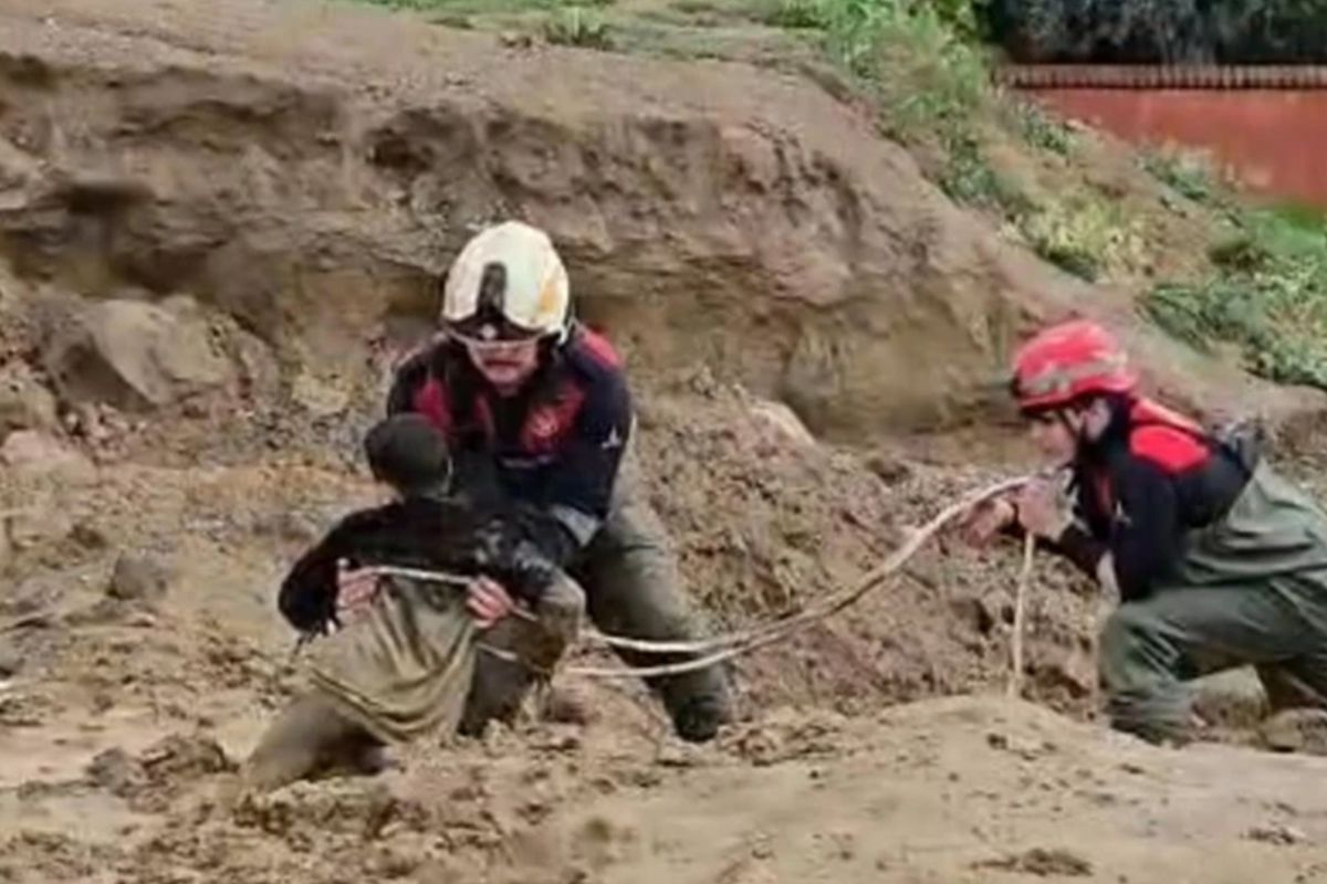 Çamura Saplanan İki Çocuk İtfaiye ile Kurtarıldı!