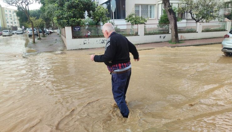 Ödemiş’te Sağanak Yağmur, Yollar Su Altında Kaldı!