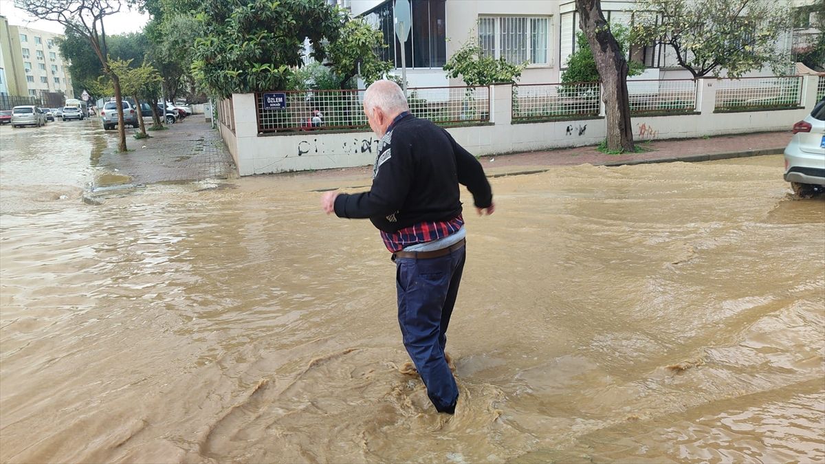 Ödemiş’te Sağanak Yağmur, Yollar Su Altında Kaldı!