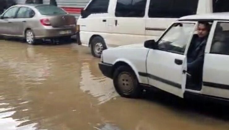 Ödemiş’te Sağanak Yağış Caddeyi Göle Çevirdi!