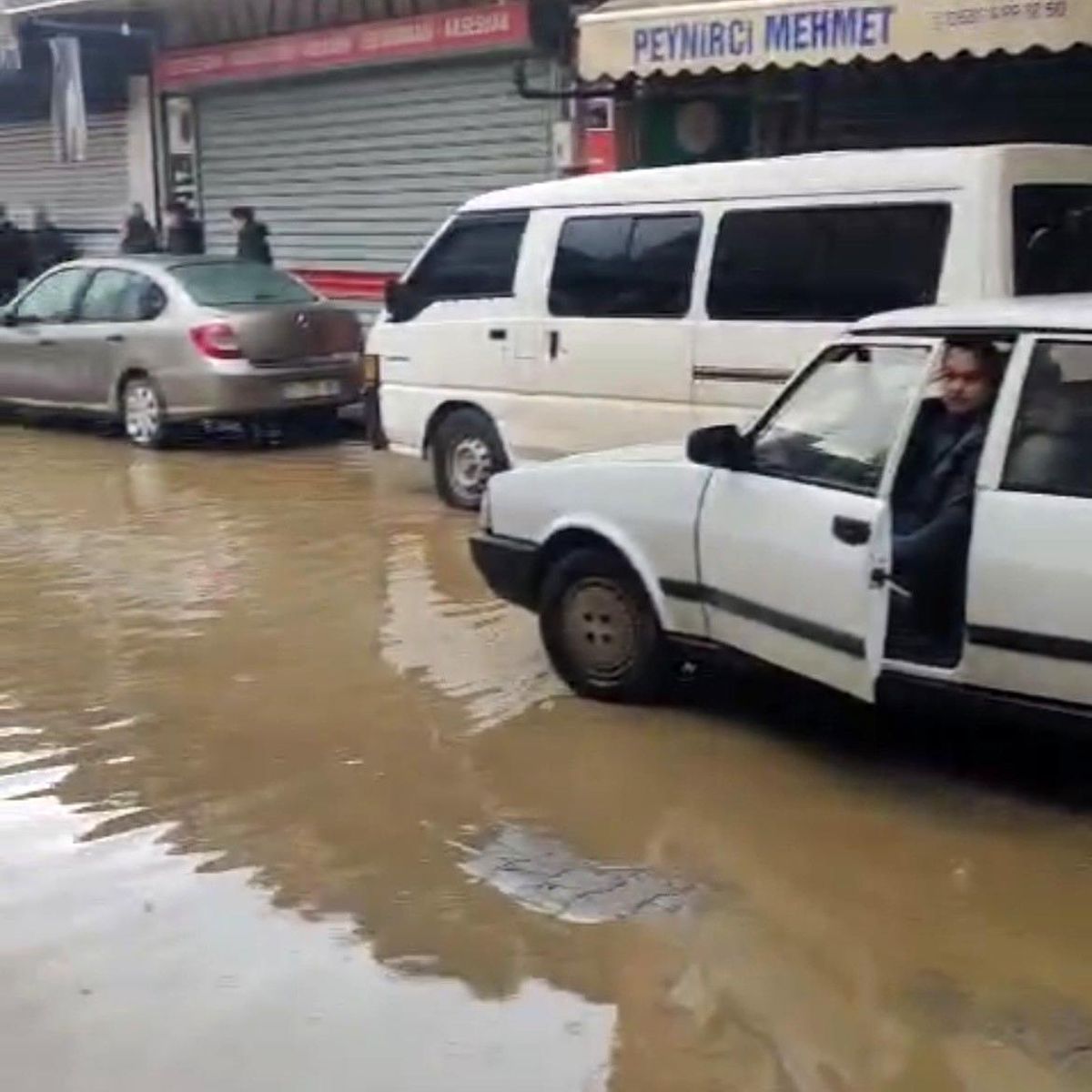 Ödemiş’te Sağanak Yağış Caddeyi Göle Çevirdi!