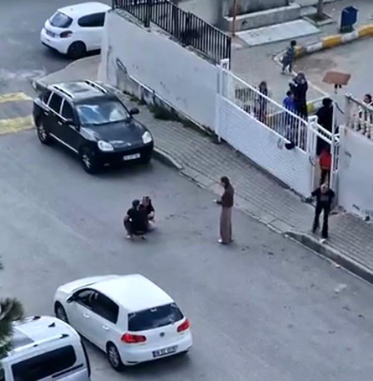 Bornova’da Sokakta Kadına Şiddet: Çocuklar Şahit!